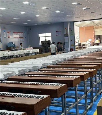 Un oncle toca el piano elèctric mentre ven verdures.